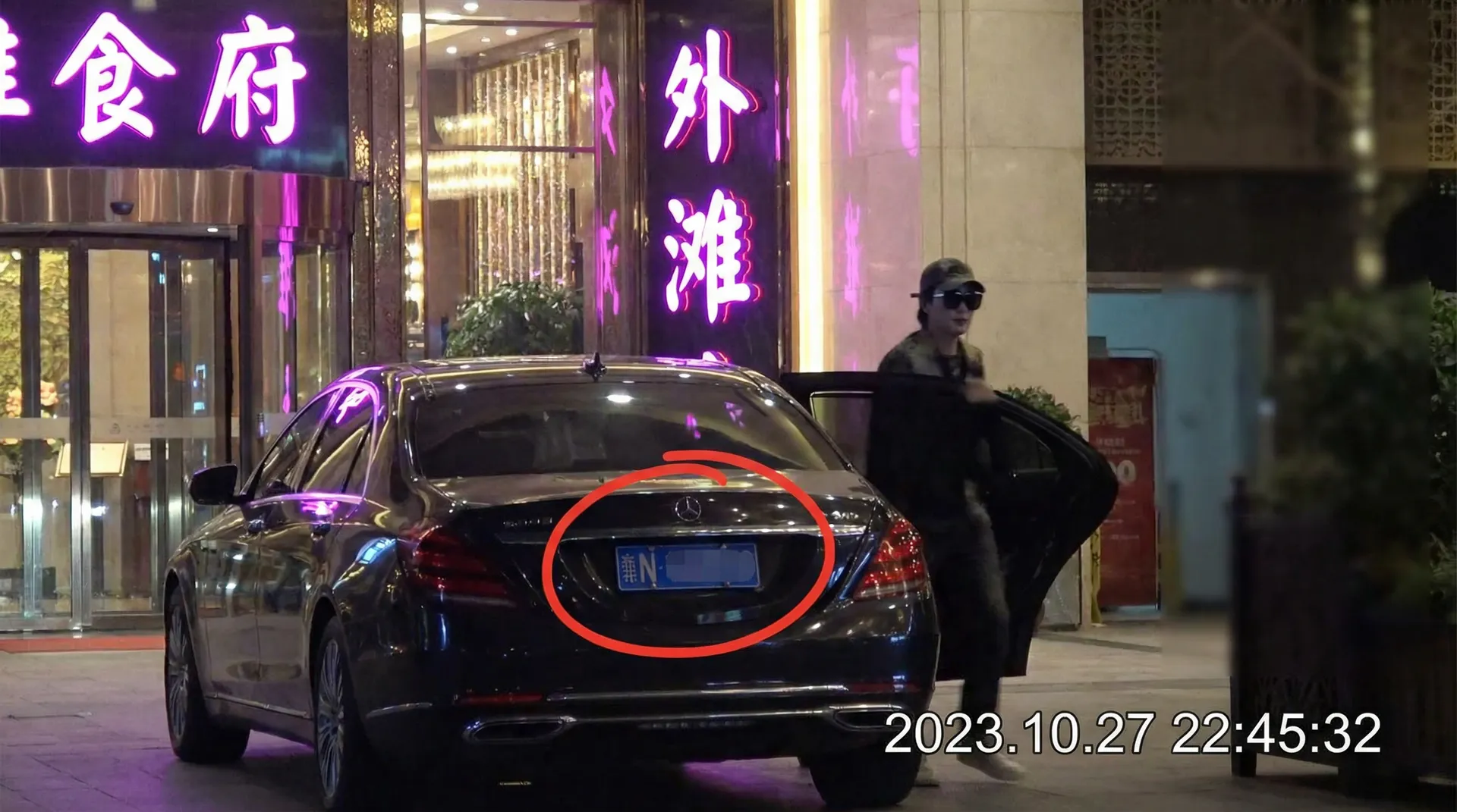 BOB体育 - 豪车餐厅外偷拍